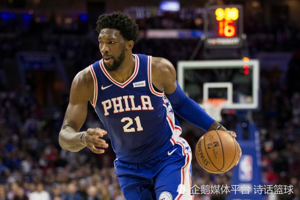 第68分钟，阿森纳左路角球开到禁区前点本怀特头球后蹭邓克头球解围。